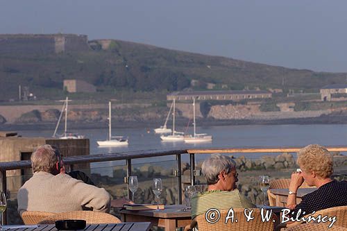 widok z Braye na Port i zatokę Braye na wyspie Alderney, Channel Islands, Anglia, Wyspy Normandzkie, Kanał La Manche