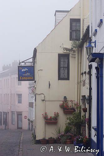 uliczka we mgle w St. Anne na wyspie Alderney, Channel Islands, Anglia, Wyspy Normandzkie, Kanał La Manche