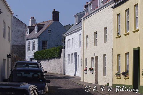 uliczka w St. Anne na wyspie Alderney, Channel Islands, Anglia, Wyspy Normandzkie, Kanał La Manche