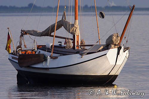 barka holenderska w Nes, Wyspa Ameland, Wyspy Fryzyjskie, Holandia, Waddensee