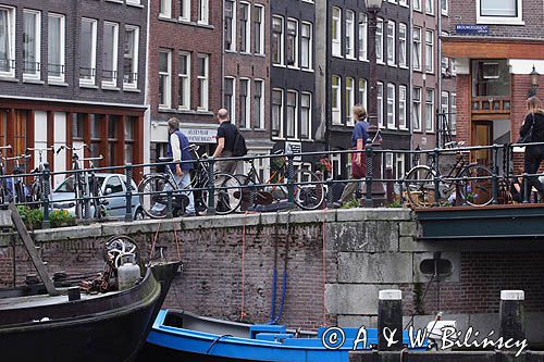 rowery nad kanałem, Amsterdam, Holandia