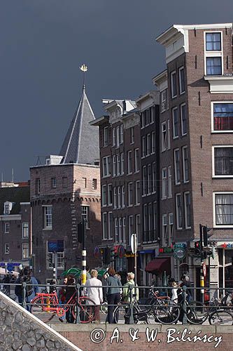 centrum i rowery nad kanałem, Amsterdam, Holandia