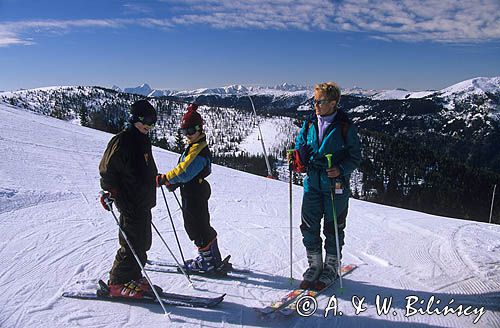 Dzieci i mama na nartach Alpy austriackie Karyntia - Malbrunn 1760 m.n.p.m.