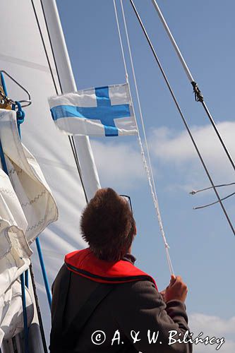 podnoszenie banderki fińskiej, szkiery Turku, Finlandia entering finnish waters, Turku Archipelago, Finland