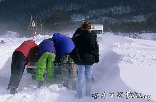 Obwodnica bieszczadzka w Ustrzykach Górnych Wielka Pętla Bieszczadzka ludzie pchający samochód przez śnieżną zaspę