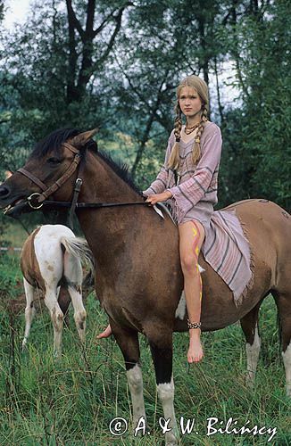 Dziewczynka na koniu w Bieszczadach, Polska