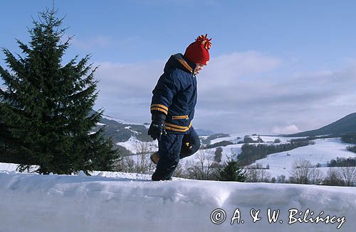 dziewczynka maszerująca po śniegu w Bieszczadach