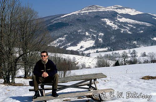 turysta w Bieszczadach, Przełęcz Wyżna, w tle Połonina Caryńska