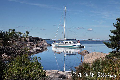 katamaran w zatoczce na Birkskar koło Harsteny, Archipelag Gryt, szwedzkie szkiery, Szwecja