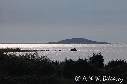 widok na wyspę Bla Jungfrun z wyspy Furo, Kalmarsund, Szwecja