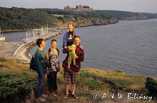 Bornholm Dania, port Hammershavn i widok na ruiny zamku Hammershus