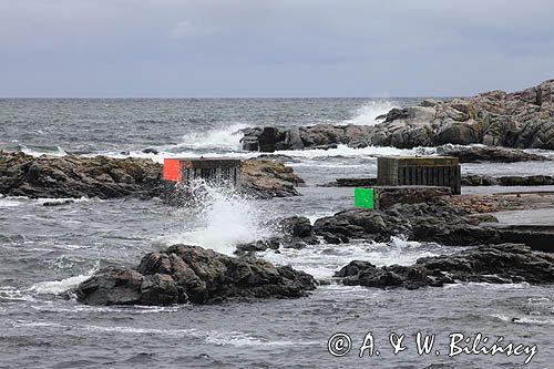 przybój przy wejściu do portu przy 6 w skali B z NE w Gudhjem, Bornholm, Dania