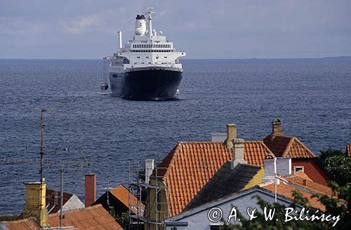 statek wycieczkowy przed portem w Gudhjem, Bornholm, Dania