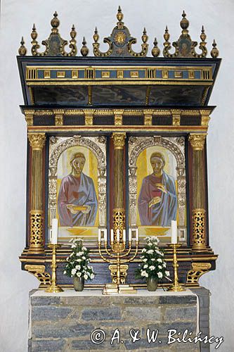 Wnętrze kościoła rotundowego, ołtarz, w Osterlars, Bornholm, Dania