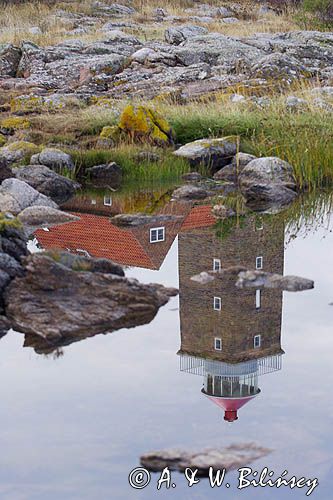 latarnia morska w Svaneke na wyspie Bornholm, odbicie w wodzie, Dania