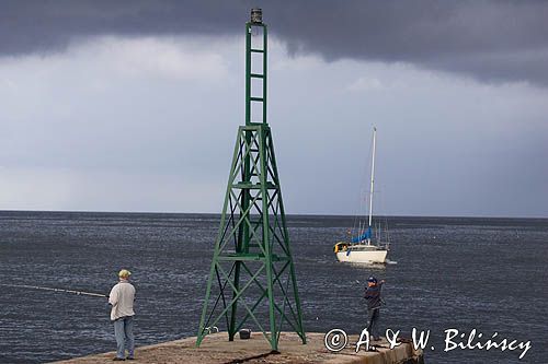 przed burzą, wejście do portu w Svaneke na wyspie Bornholm, Dania