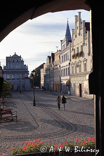 Bytom Odrzański, rynek, kamienice, widok z drzwi ratusza