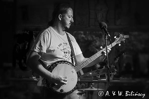 Campfire Sessions w Zagrodzie Chryszczata 15.07.2013 Lucjan Dołęga na banjo