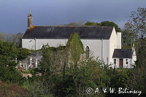 Kościół i irlandzkie kamienne krzyże na cmentarzu w Clondra, rejon Górnej Shannon, Irlandia