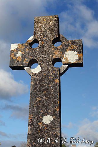 Irlandzki kamieny krzyż na cmentarzu w Clondra, rejon Górnej Shannon, Irlandia
