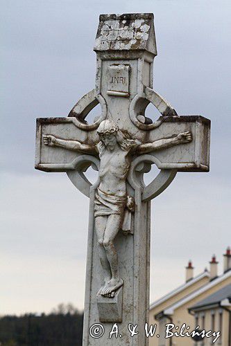 Irlandzki kamieny krzyż przy kościele w Cootehall, rejon Górnej Shannon, Irlandia