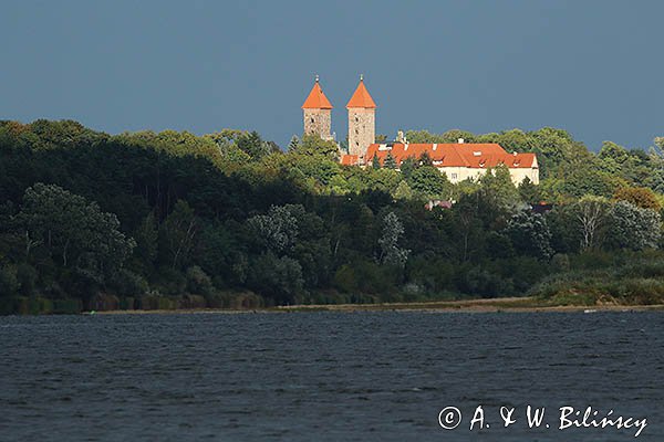 Nad Wisłą, w tle wieże sanktuarium w Czerwińsku nad Wisłą