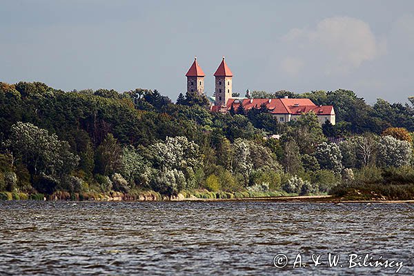 Nad Wisłą, w tle wieże sanktuarium w Czerwińsku nad Wisłą