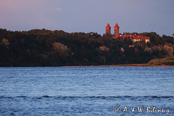 O zachodzie Słońca nad Wisłą, w tle wieże sanktuarium w Czerwińsku nad Wisłą