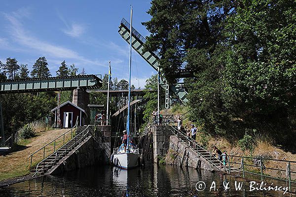 Haverud śluza przy akwedukcie, most kolejowy otwierany, Dalslands Kanal, Szwecja