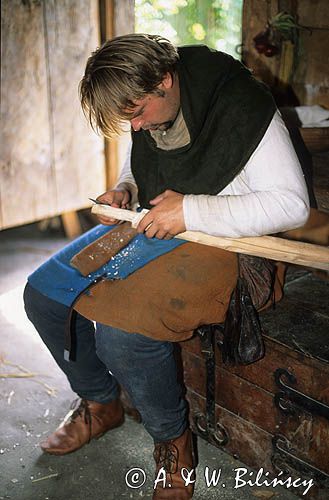 Dania wyspa Lolland, Sundby, Centrum Średniowiecza, skansen, mężczyzna pracujący z drewnem