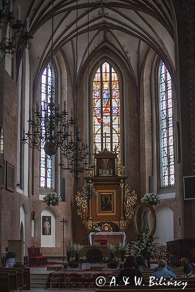 Kościół Matki Bożej Częstochowskiej w Darłowie, wnętrze, ołtarz głowny