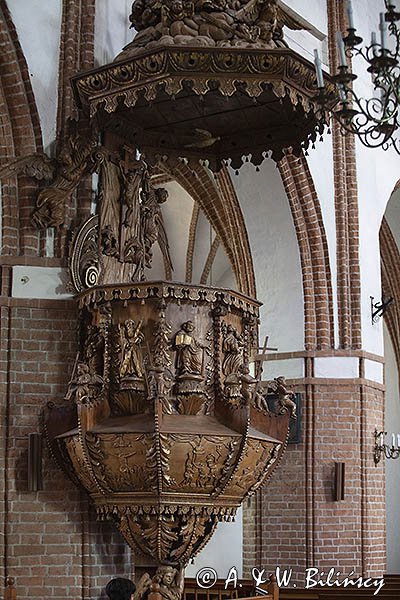 Kościół Matki Bożej Częstochowskiej w Darłowie, wnętrze, ambona