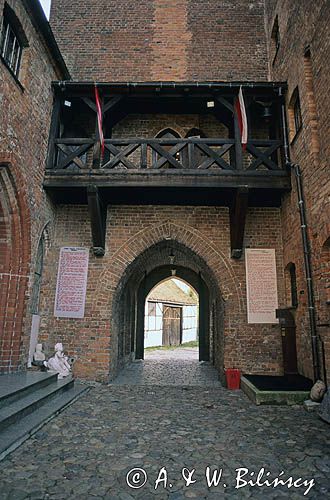 Darłowo zamek dziedziniec i brama