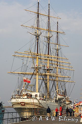 żaglowiec muzeum Dar Pomorza przy nabrzeżu w Gdyni