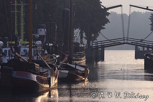 Dordrecht, świt nad kanałem, barki holenderskie, Holandia