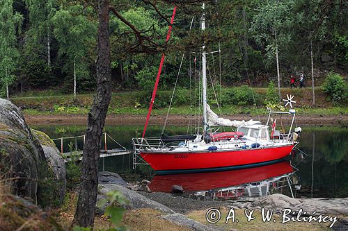 W zatoczce Dragsund na wyspie H&#229;&#248;ya, Południowa Norwegia, Oslo Fjord