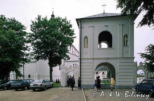 Drohiczyn dzwonnica, wejście do kościoła