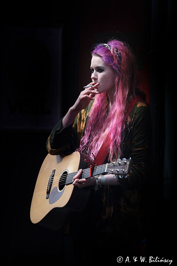 dziewczyna z gitarą, Dzielnica Temple Bar, Dublin, Irlandia