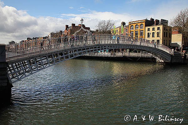 Most Ha Penny Bridge, rzeka Liffey, Dublin, Irlandia