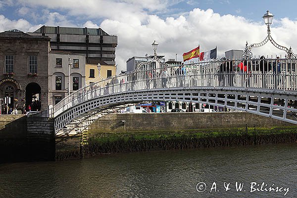 Most Ha Penny Bridge, nabrzeże nad rzeką Liffey, Dublin, Irlandia