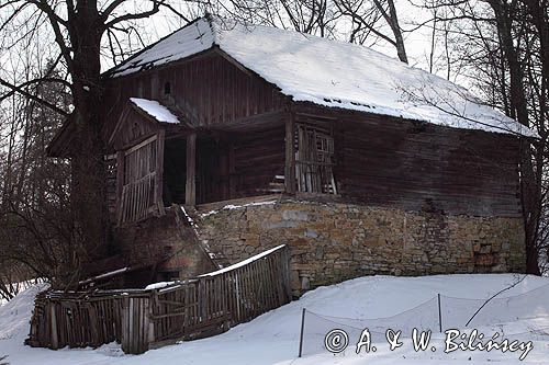 drewniany XIX wieczny spichlerz plebański, wieś Dydnia, Pogórze Dynowskie