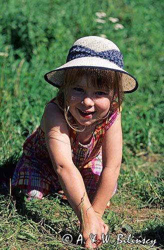 dziewczynka na trawniku