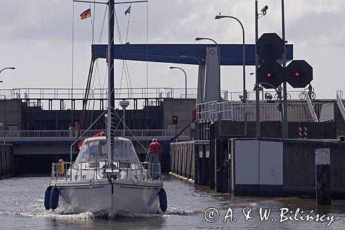 śluza Eider-Sperrwerk pomiędzy Morzem Północnym a Der Eiderkanall, Schleswig-Holsteinischer Canal, Niemcy