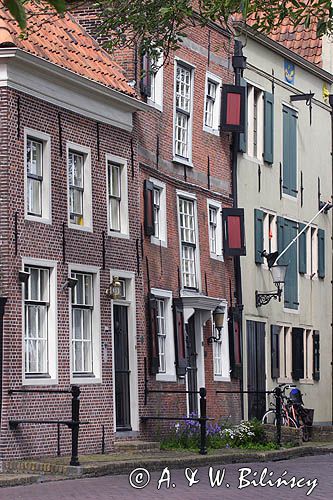 uliczka i kamieniczki w Enkhuizen, Ijseemeer, Holandia