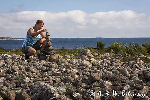 Układanie wieżyczek z kamieni, wyspa Jurmo, szkiery Turku, Finlandia Jurmo Island, Finland