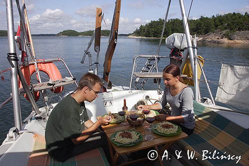 obiad w kokpicie Safrana, wyspa Karjaluoto, szkiery Turku, Finlandia eating lunch in a cockpit, Karjaluoto Island, Turku Archipelago, Finland