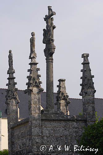 krzyż przed kościołem w Fouesnant, Finistere, Bretania, Francja