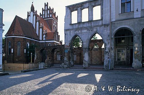 Gniew, gotycka kamienica i kościół św. Mikołaja