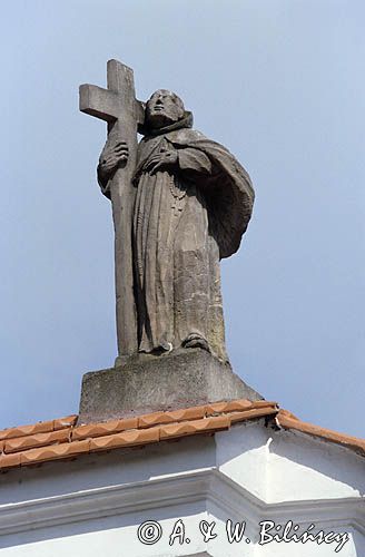 Góra Kalwaria, figura na bramie przy Kościele parafialnym pw. Niepokalanego Poczęcia NMP