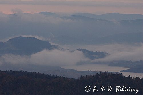 Gorce wschód słońca na Polanie Zielenica, widok na Pieniny i Zalew Czorsztyński